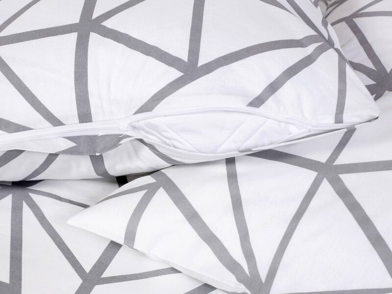 Satin bed linen with grey triangles by Stofex.