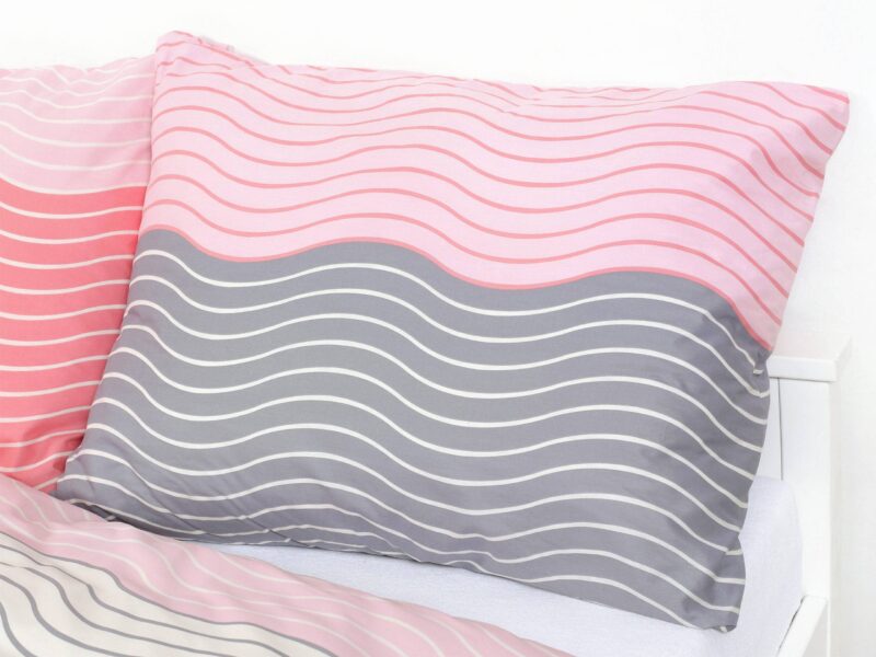 Satin bed linen with grey and pink waves by Stofex.