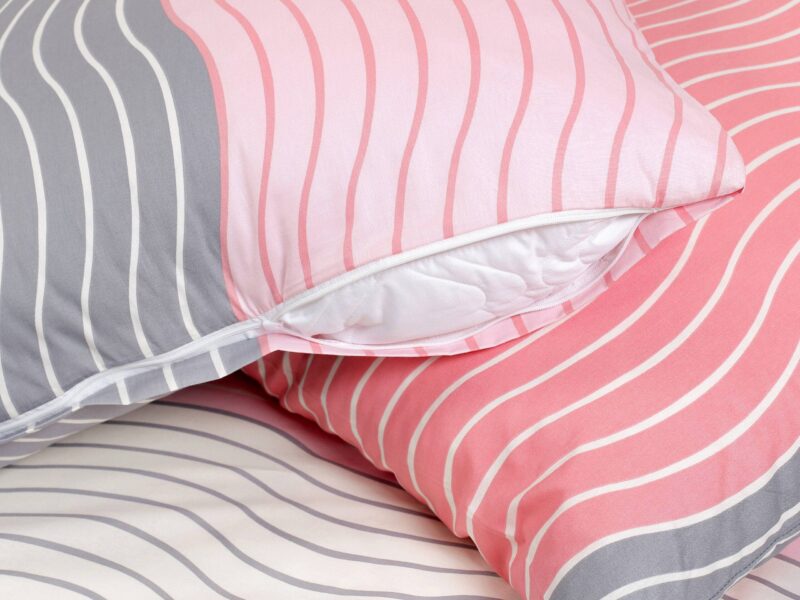 Satin bed linen with grey and pink waves by Stofex.