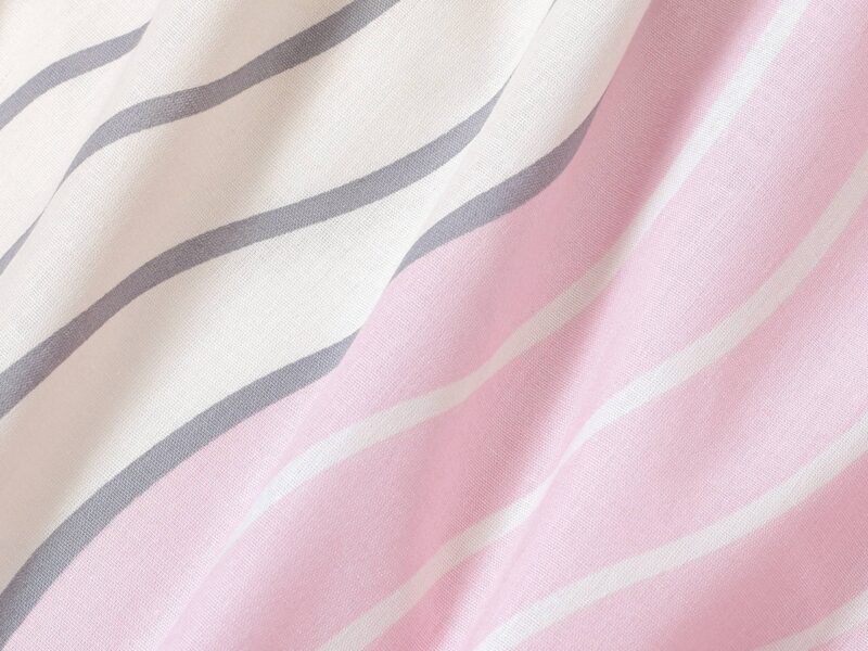 Satin bed linen with grey and pink waves by Stofex.