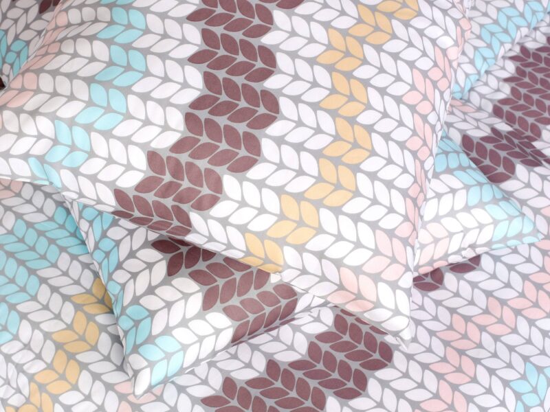 Satin bed linen with geometric leaves by Stofex.