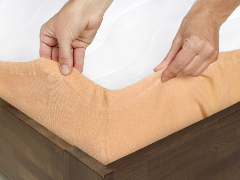 Terry fitted sheet salmon for high mattresses by Stofex.