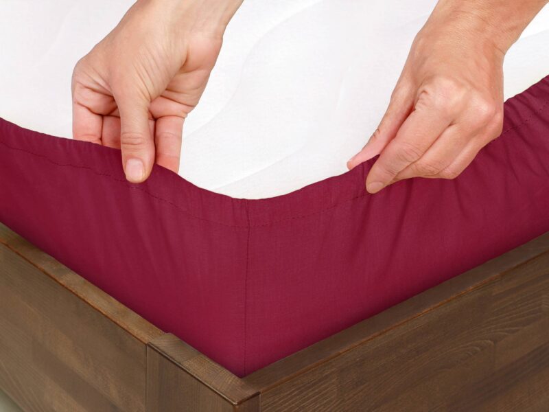 Cotton fitted sheet wine red by Stofex.