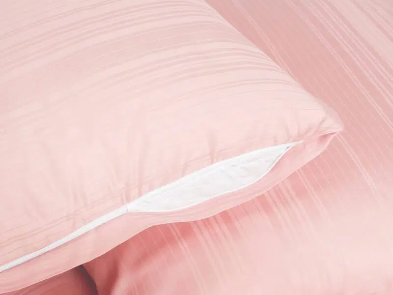 Pink damask bed linen with stripes by Stofex.