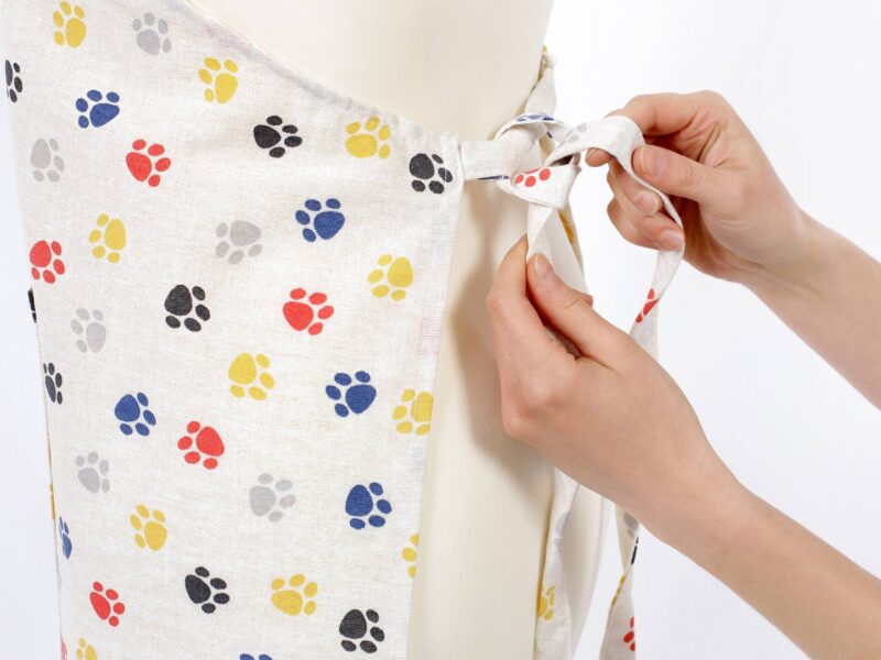 Kitchen apron Loneta - colourful paws by Stofex.