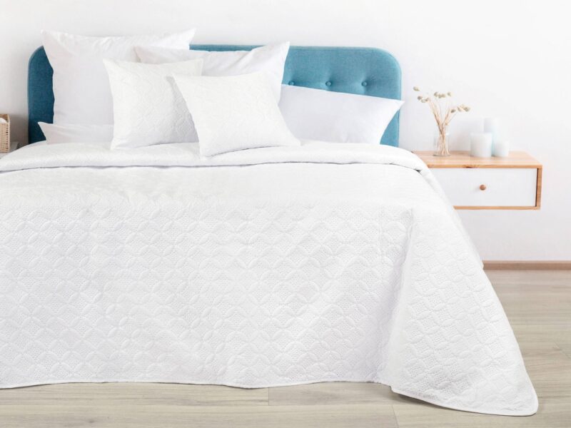 Quilted bedspread Bella white by Stofex.