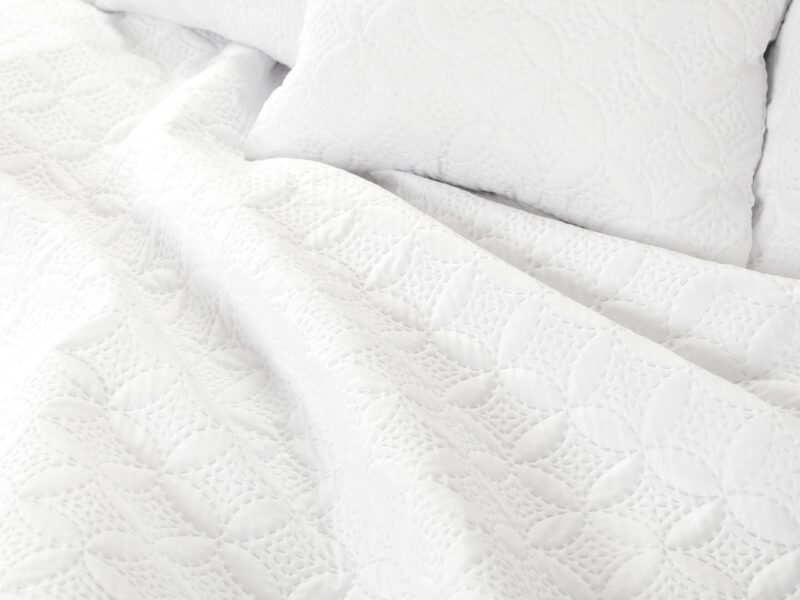 Quilted bedspread Bella white by Stofex.