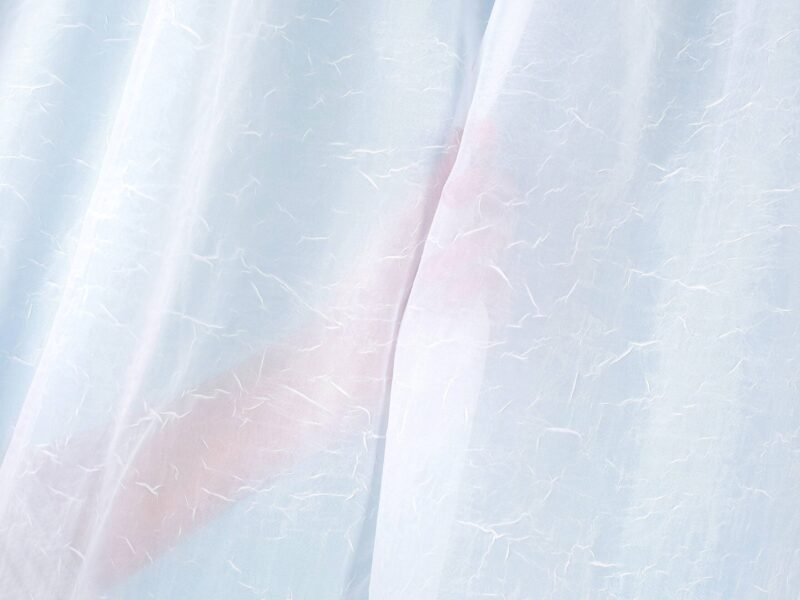 Cressed voile white with sewn-in weights 1031 by Stofex.