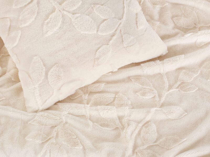 Jacquard blanket leaves cream 150x200 cm by Stofex.