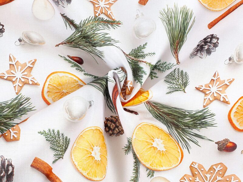 Weihnachtlicher Teflonstoff Lebkuchen und Orange auf Weiß Breite 160 cm von Stofex.