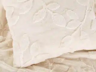 Luxuriöser Jacquard-Kissenbezug mit Blättern in Creme von Stofex.