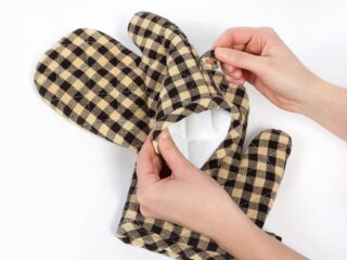 Heavy duty kitchen potholder brown and beige plaid by Stofex.