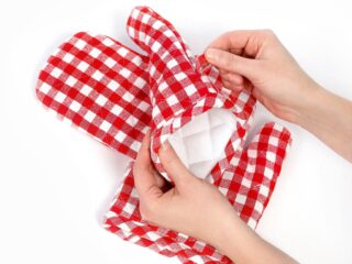 Heavy duty kitchen potholder red and white plaid by Stofex.