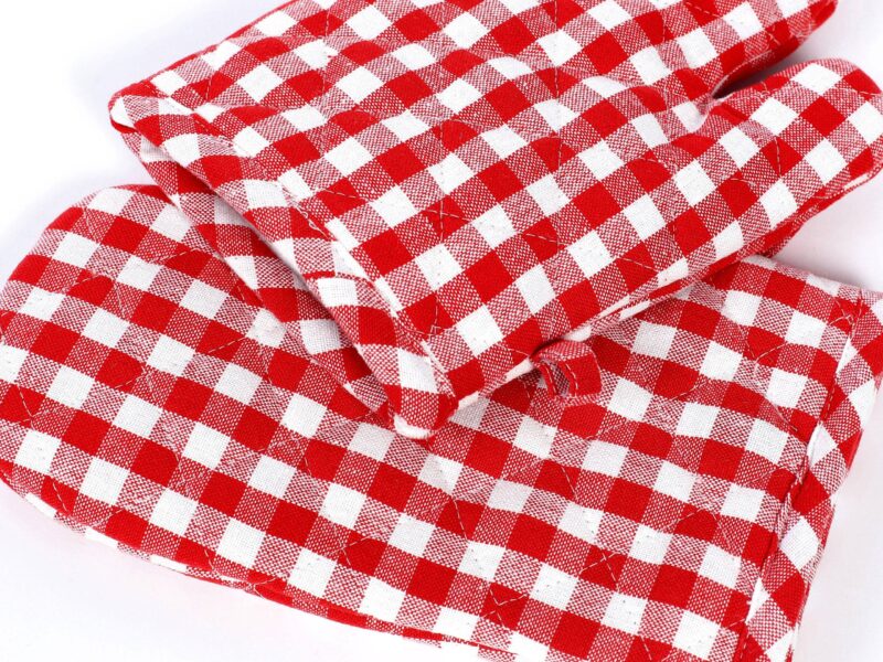 Heavy duty kitchen potholder red and white plaid by Stofex.