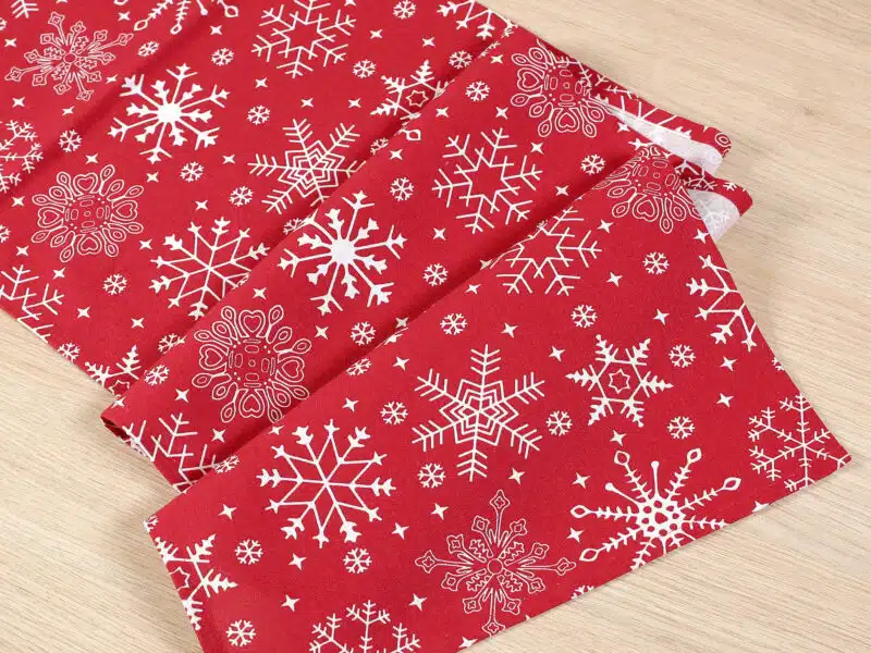 Christmas cotton table runner snowflakes on red by Stofex.